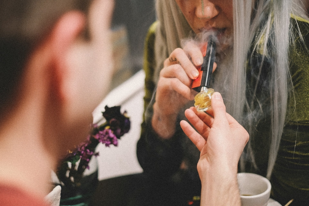 Cannabis users sharing thca concentrate with a vapor pen.  Difference Between THCa Live Rosin versus THCa Live Resin